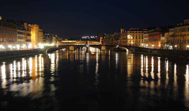 Ponte Vecchio de noche en Florencia.