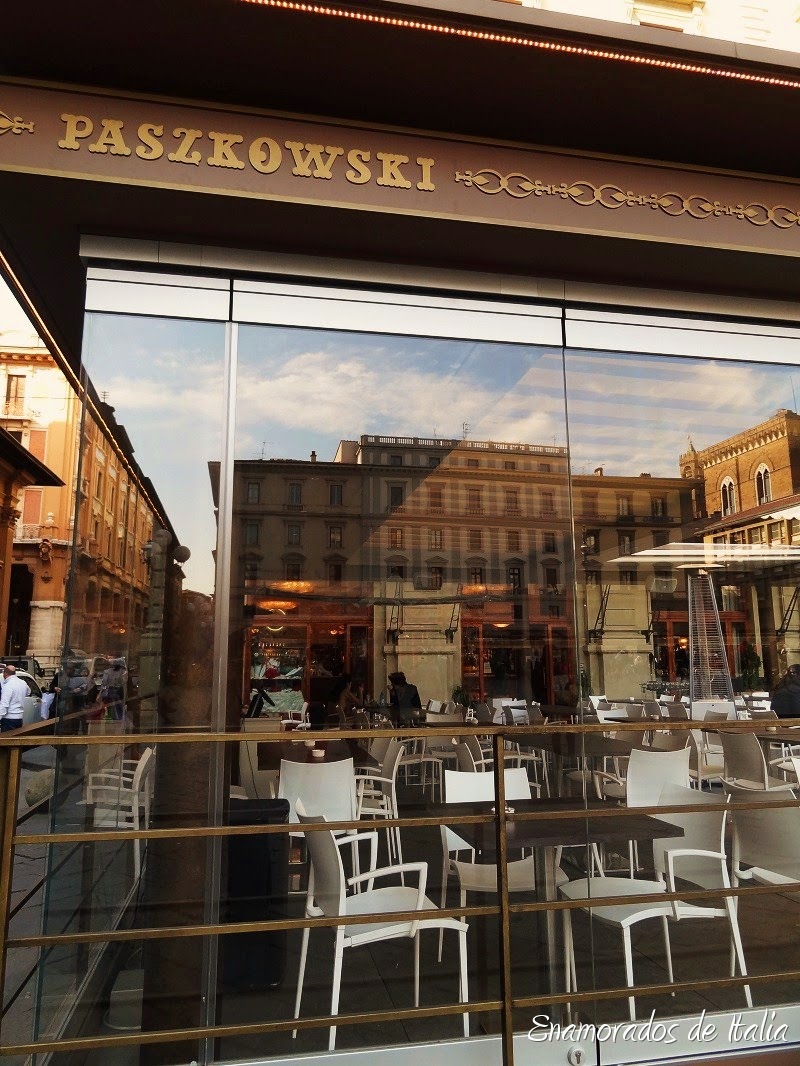 terraza exterior del café Paszkowski.
