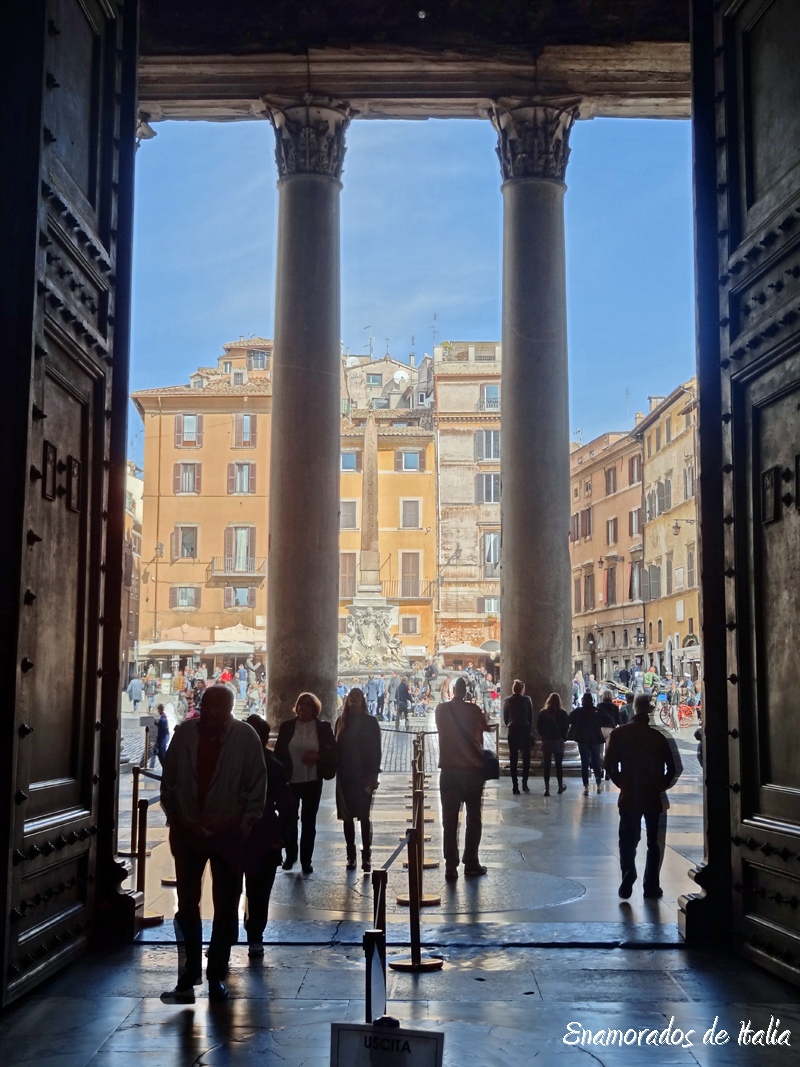 foto a la salida del Panteón en Roma.
