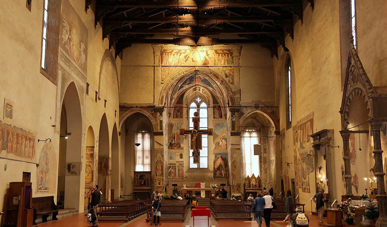 interior de San Francesco en Arezzo.