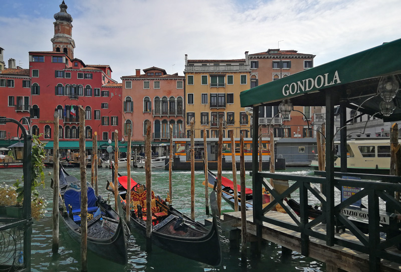Gondolas en Gran Canal Venecia.