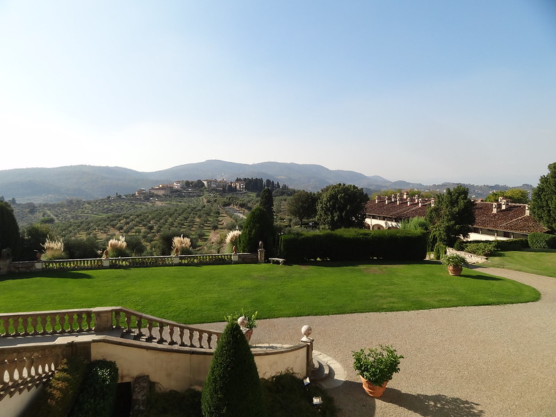vista de Artimino y el hotel anexo desde la escalinata de la Villa