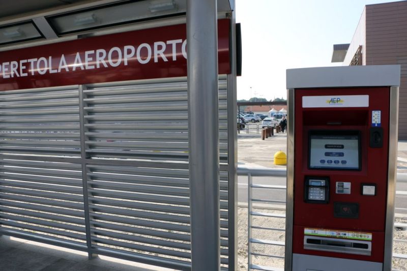 Maquinas expendedoras de billetes en Florencia aeropuerto.