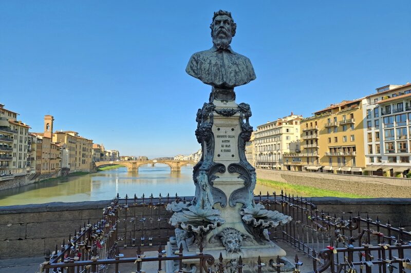 Monumento a Benvenuto Cellini en Florencia.