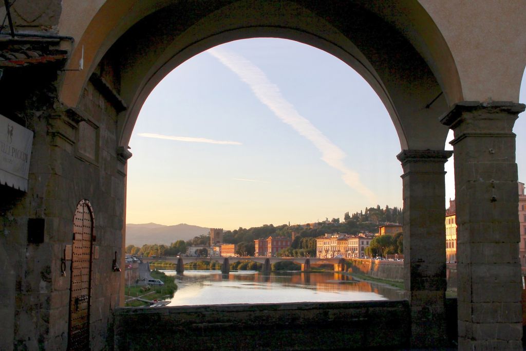 Ponte Vecchio con vistas a Ponte Trinita en Florencia.